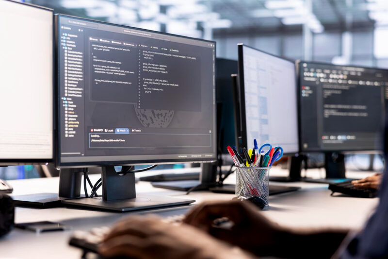 un programator lucreaza