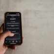Chatbot ChatGPT pe un telefon mobil