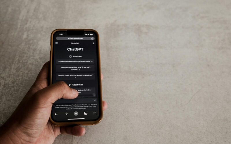 Chatbot ChatGPT pe un telefon mobil