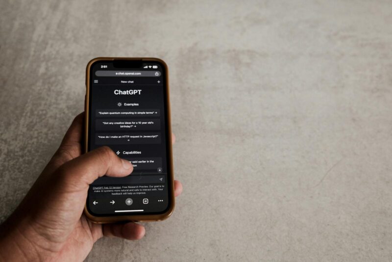 Chatbot ChatGPT pe un telefon mobil