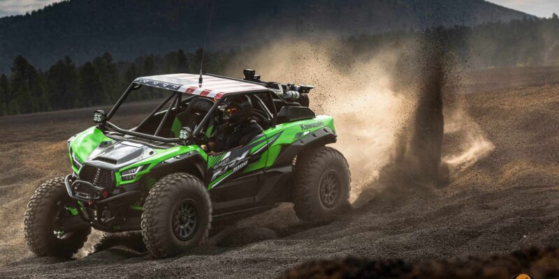masina de teren de la kawasaki de culoare verde in off-road