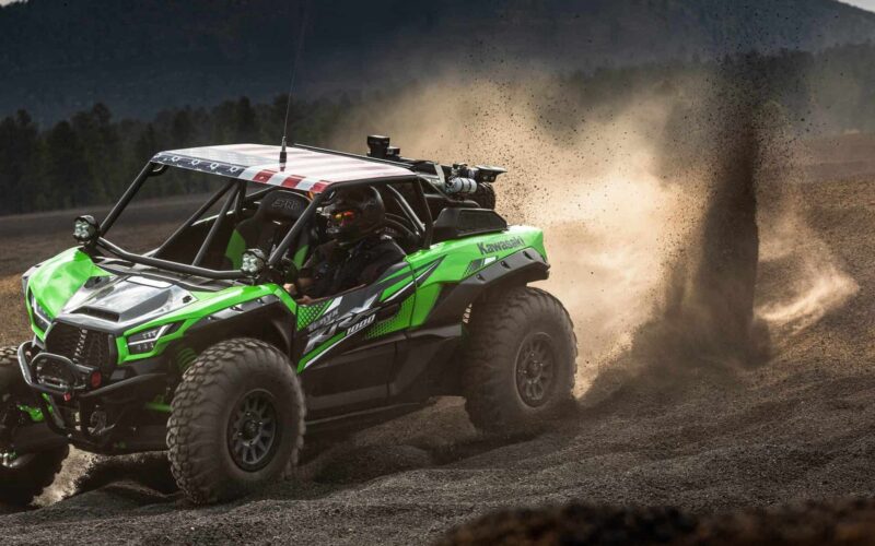 masina de teren de la kawasaki de culoare verde in off-road