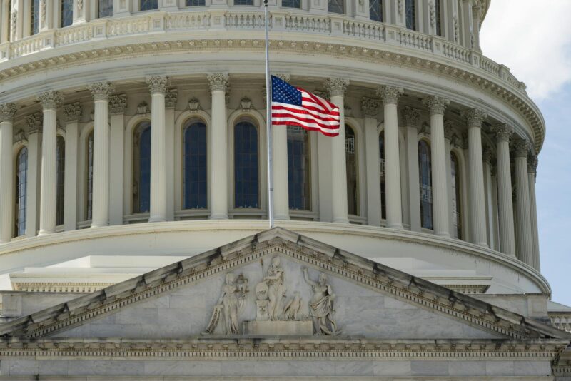 Steagul SUA arborat pe Congresul american din Washington