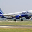 Un avion al companiei aeriene Indigo decolând de pe o pista