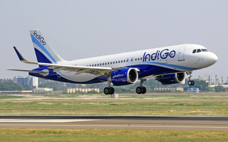 Un avion al companiei aeriene Indigo decolând de pe o pista