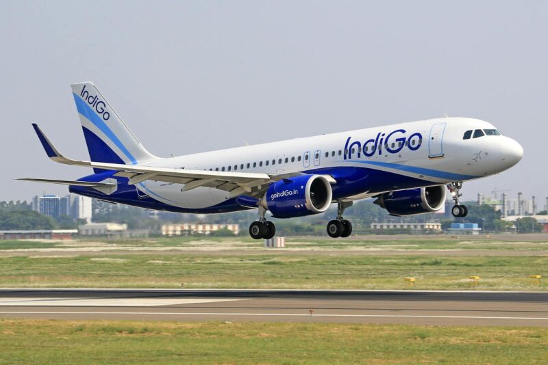 Un avion al companiei aeriene Indigo decolând de pe o pista