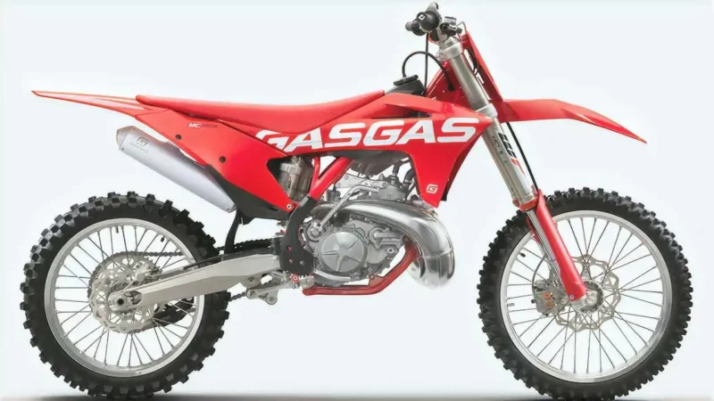 motocicleta de teren gasgas de culoare rosie