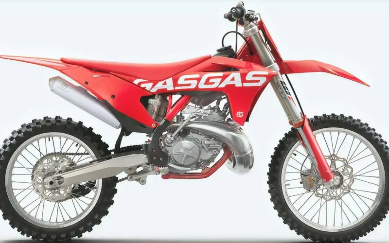 motocicleta de teren gasgas de culoare rosie