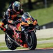 motocicleta moto gp pe de la ktm fotografiata pe circuit in timp de franare