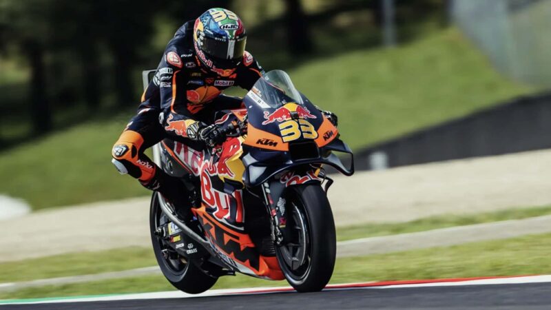 motocicleta moto gp pe de la ktm fotografiata pe circuit in timp de franare