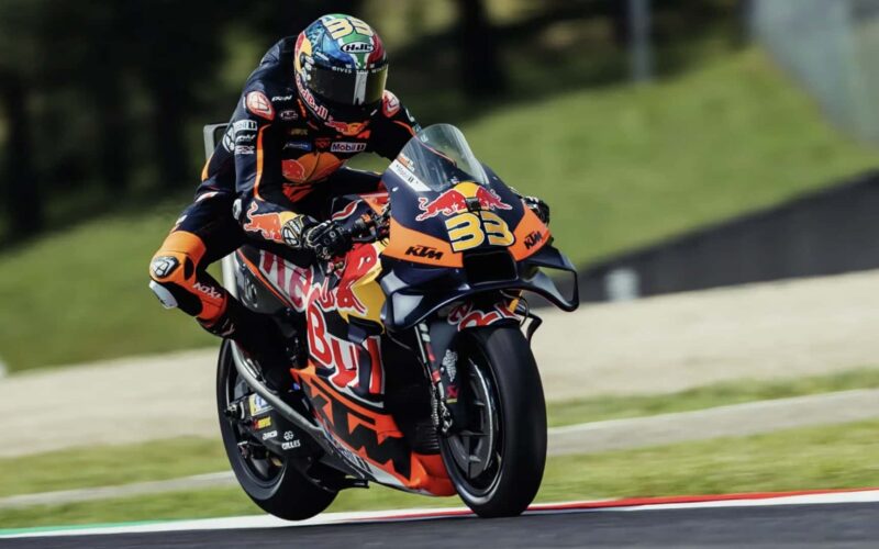 motocicleta moto gp pe de la ktm fotografiata pe circuit in timp de franare