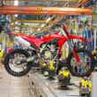 linie de productie ducati motocicleta motocross fotografiata in etapa de productie