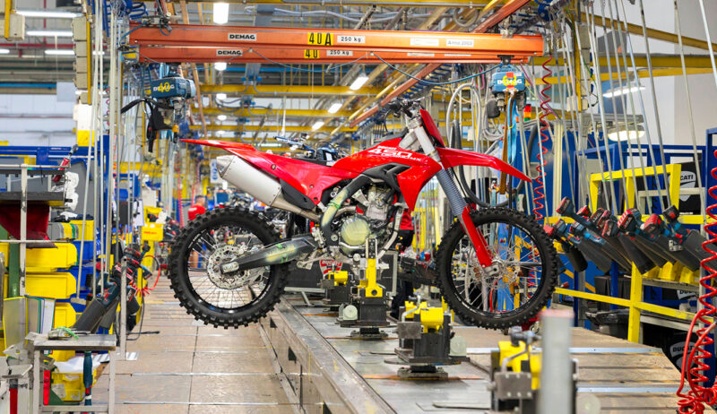 linie de productie ducati motocicleta motocross fotografiata in etapa de productie