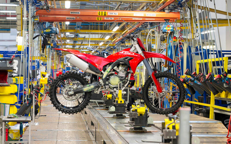 linie de productie ducati motocicleta motocross fotografiata in etapa de productie