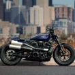 motocicleta harley davidson fotografiata inafara orasului