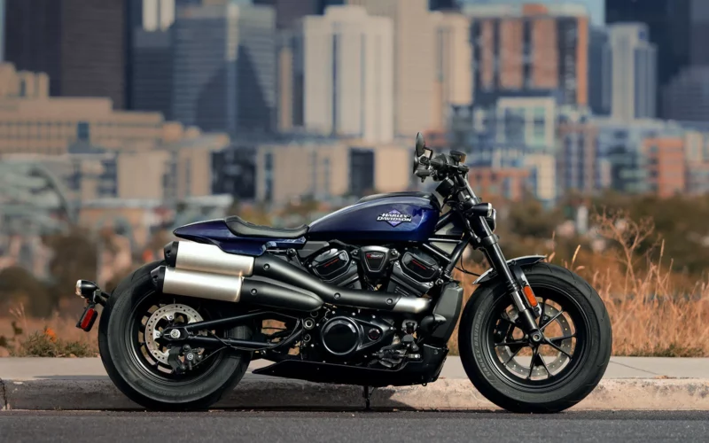 motocicleta harley davidson fotografiata inafara orasului
