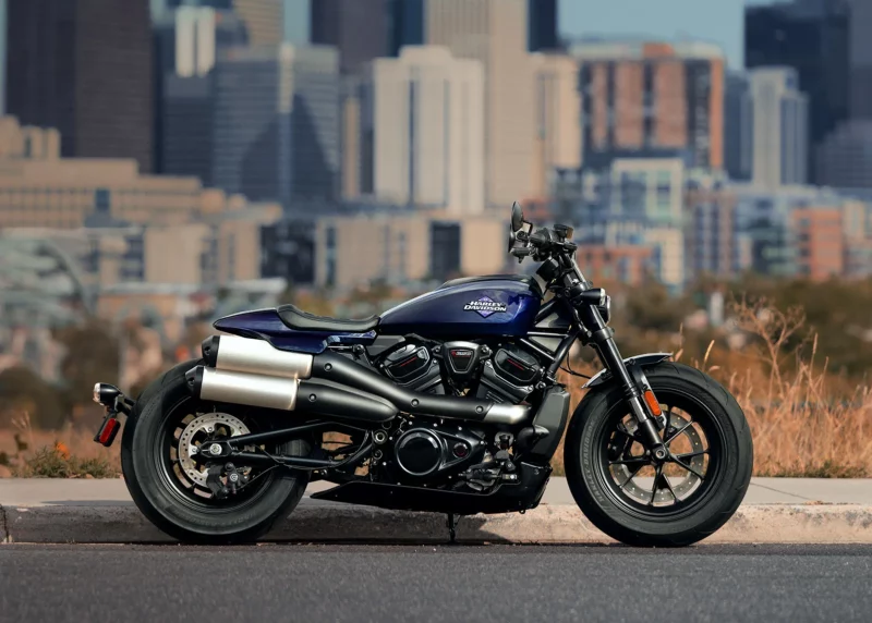 motocicleta harley davidson fotografiata inafara orasului