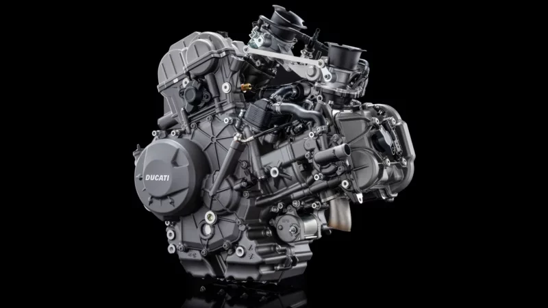 motor ducati pe fundal negreu