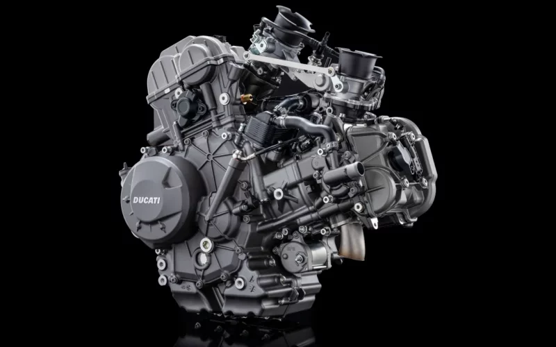 motor ducati pe fundal negreu