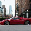 Mașină de lux Ferrari pe stradă