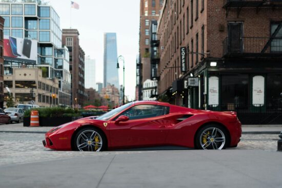 Mașină de lux Ferrari pe stradă