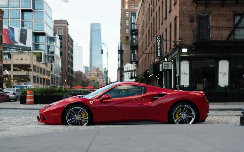 Mașină de lux Ferrari pe stradă