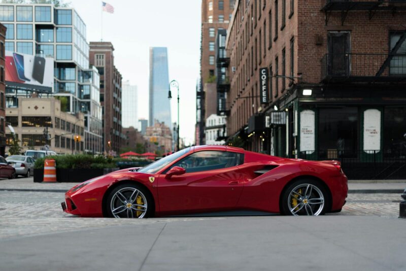 Mașină de lux Ferrari pe stradă