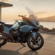 motocicleta de touring bmw fotografiata la apus