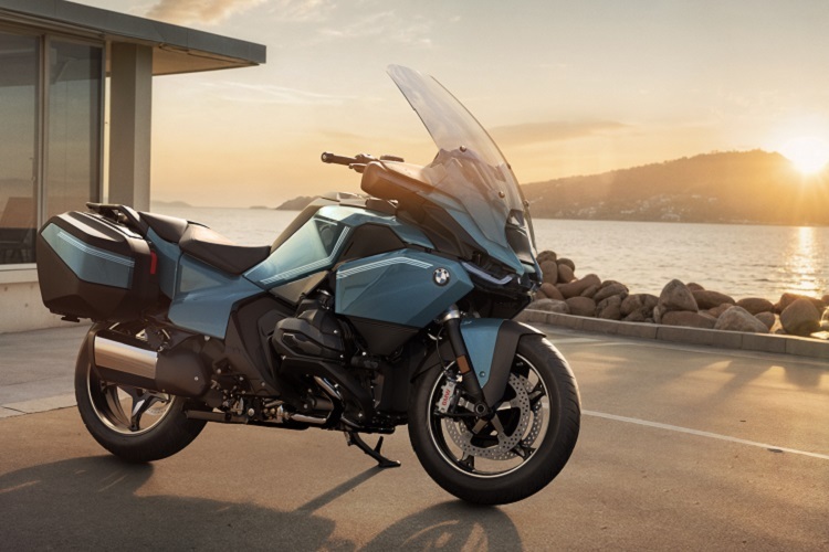 motocicleta de touring bmw fotografiata la apus