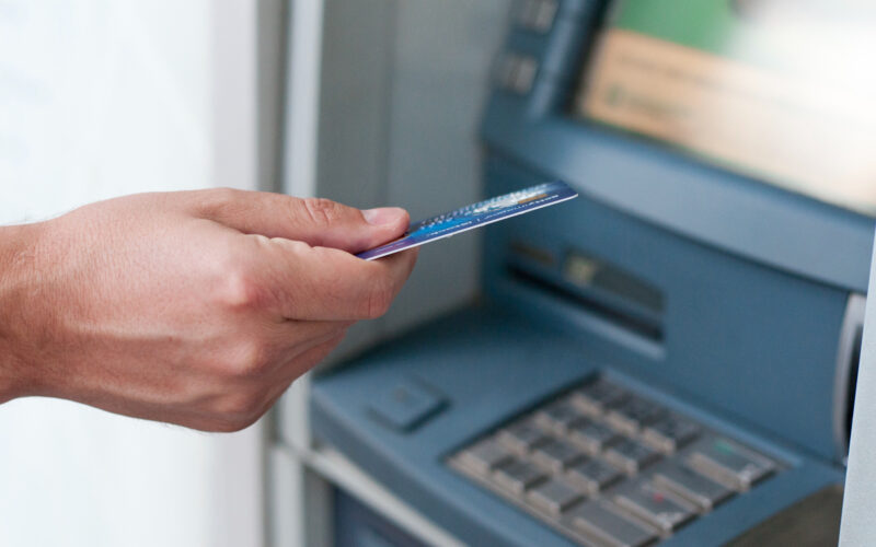 o femeie foloseste un bancomat