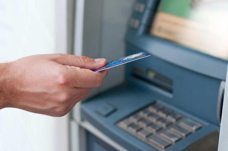 o femeie foloseste un bancomat