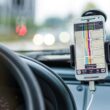 aplicatia google maps ruland pe un telefon pozitionat in suportul de masina