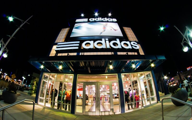 Adidas avertizează asupra unei scurgeri de date după atacul cibernetic asupra unui furnizor de servicii pentru clienți