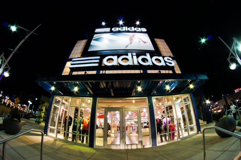 Adidas avertizează asupra unei scurgeri de date după atacul cibernetic asupra unui furnizor de servicii pentru clienți