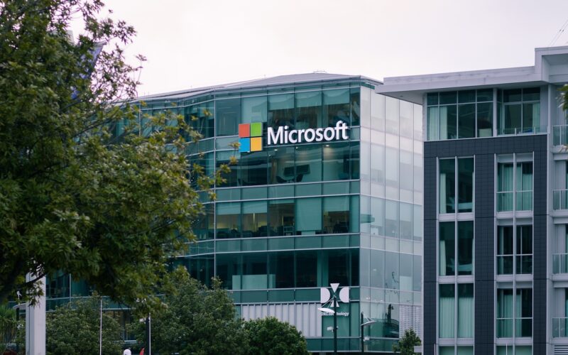 Microsoft eliberează WSL - subsistemul Windows pentru Linux, și îl face open-source