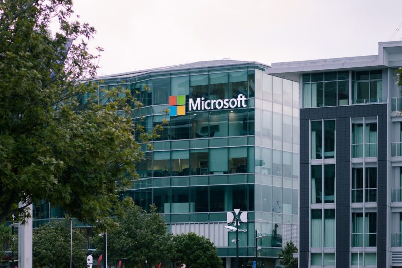 Microsoft eliberează WSL - subsistemul Windows pentru Linux, și îl face open-source