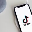 Hackerii folosesc videoclipuri TikTok pentru a păcăli utilizatorii să instaleze viruși prin tehnica ClickFix