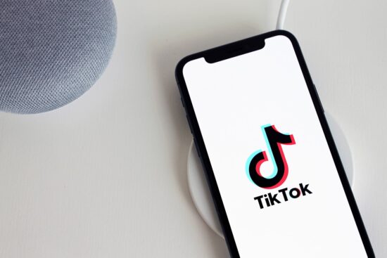 Hackerii folosesc videoclipuri TikTok pentru a păcăli utilizatorii să instaleze viruși prin tehnica ClickFix