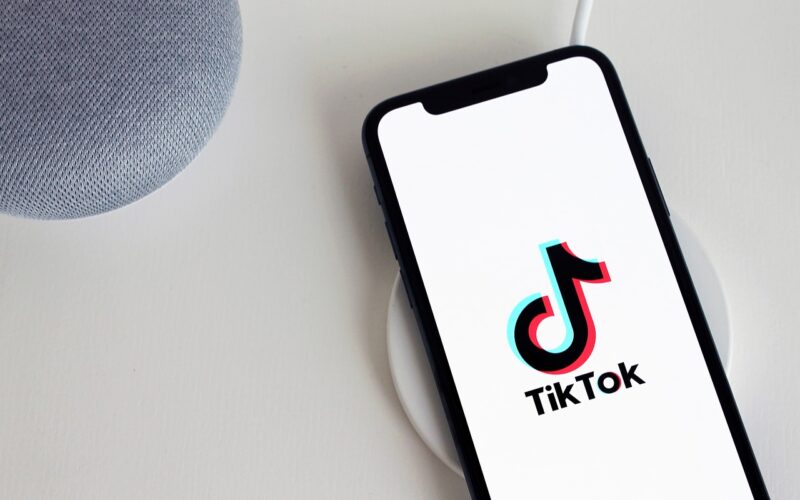 Hackerii folosesc videoclipuri TikTok pentru a păcăli utilizatorii să instaleze viruși prin tehnica ClickFix