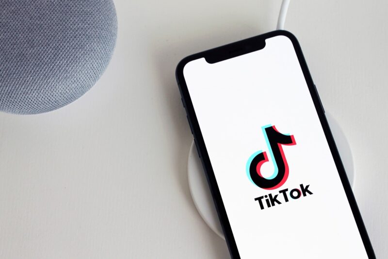 Hackerii folosesc videoclipuri TikTok pentru a păcăli utilizatorii să instaleze viruși prin tehnica ClickFix