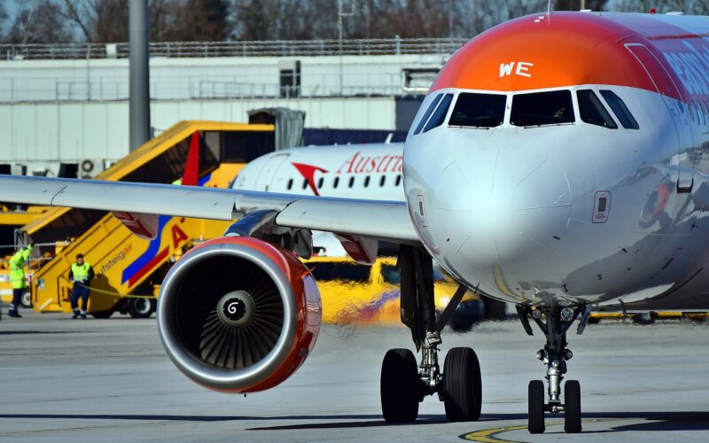 avion Airbus care ruleaza pe pista
