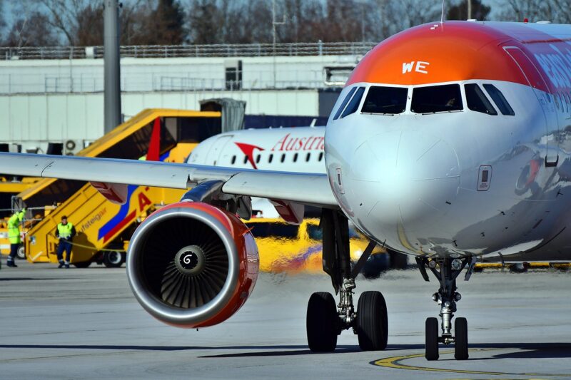 avion Airbus care ruleaza pe pista