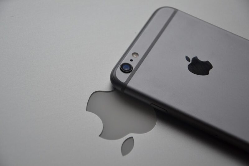 Apple vede în AI un pericol existențial, iPhone ar putea dispărea peste 10 ani