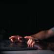 un barbat foloseste un laptop
