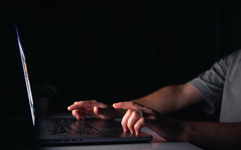 un barbat foloseste un laptop