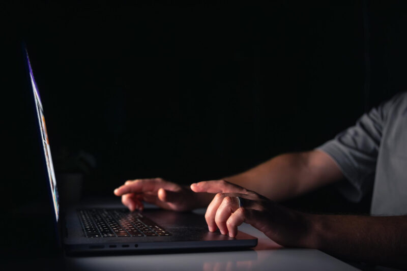 un barbat foloseste un laptop