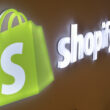 logo shopify pozitionat pe perete si iluminat