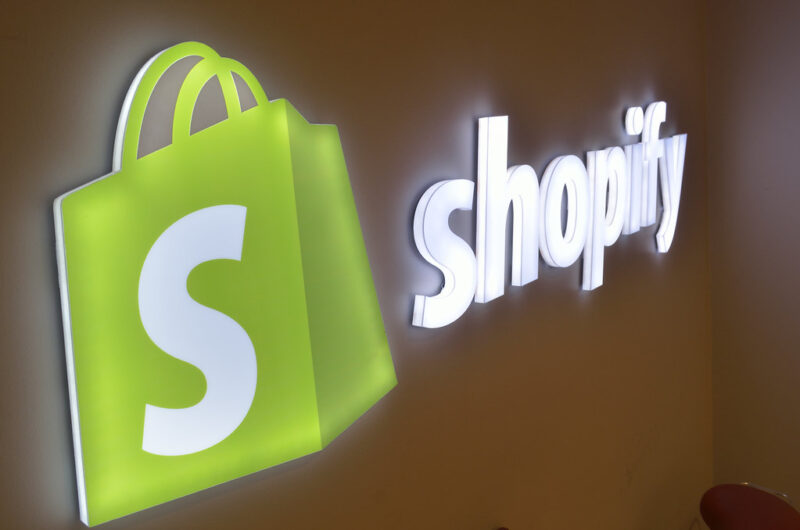 logo shopify pozitionat pe perete si iluminat