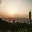 Peisaj la apus asupra capitalei taiwaneze Taipei