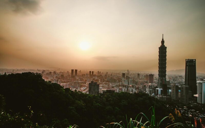 Peisaj la apus asupra capitalei taiwaneze Taipei